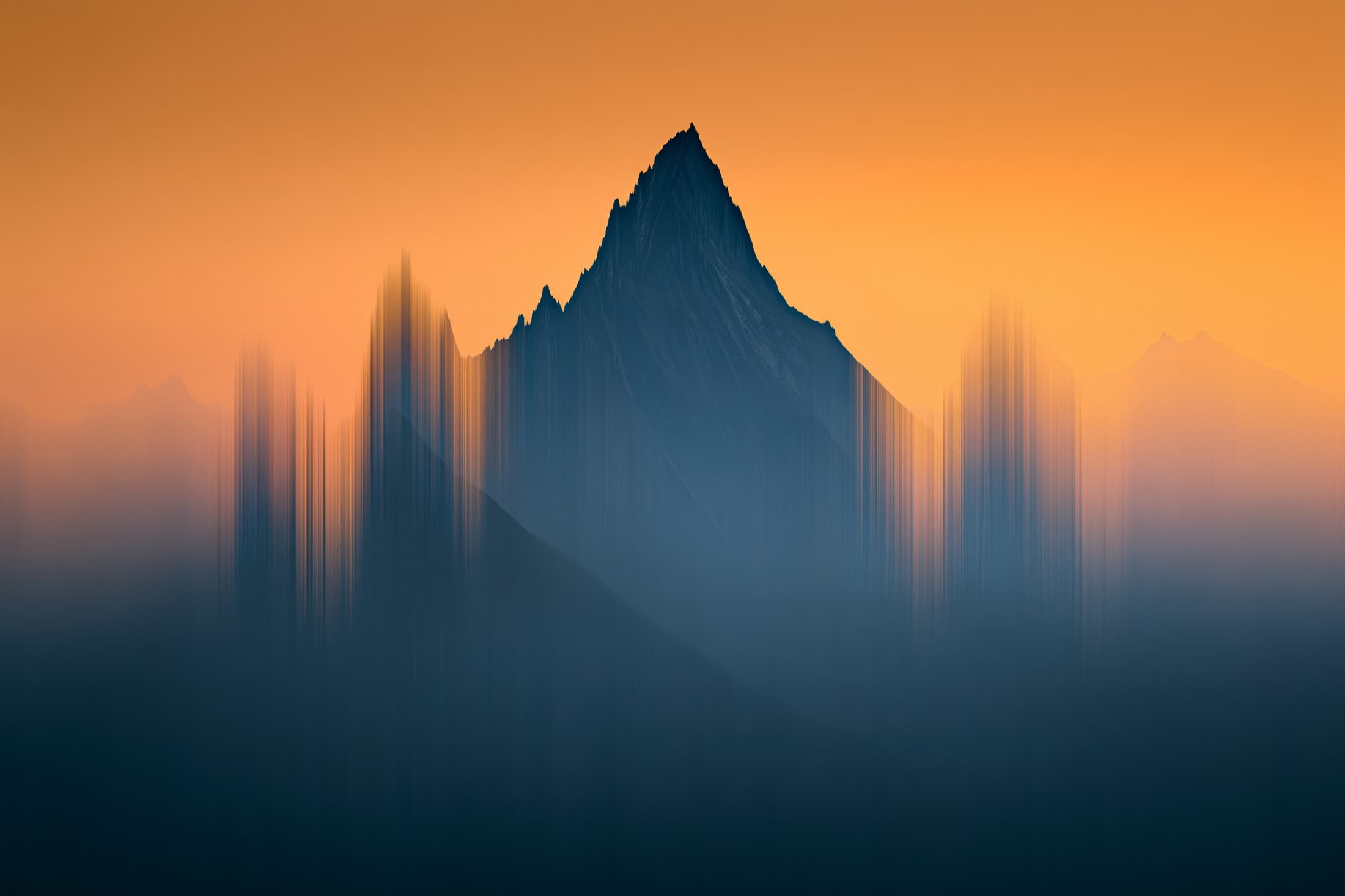 Crête de montagne dans une brume orangée d'automne