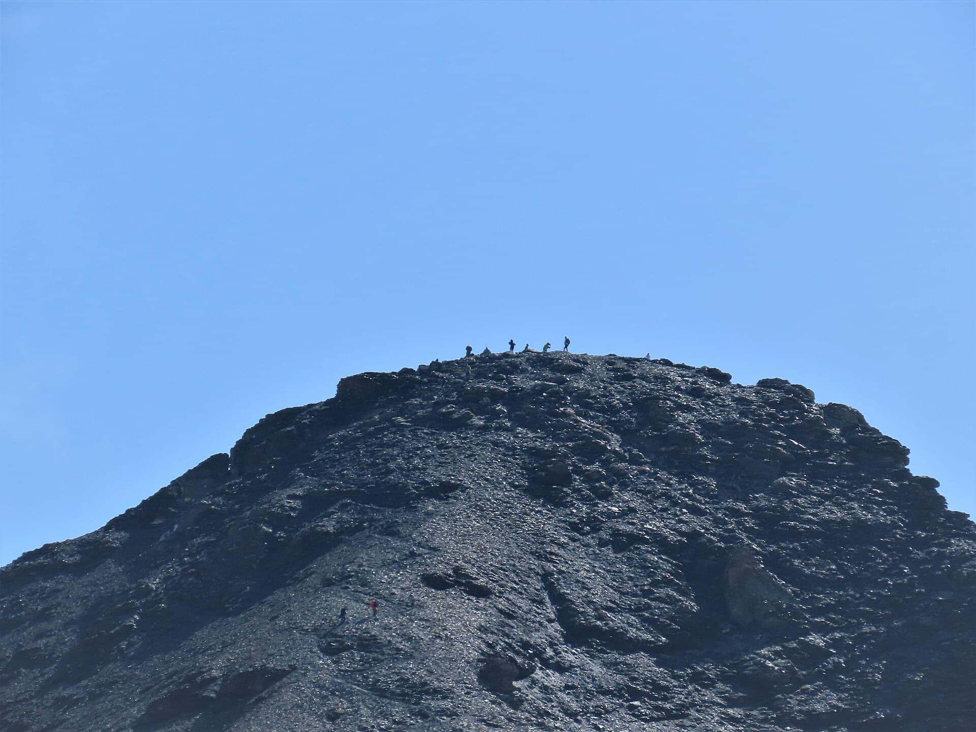 L'Aiguille de la Grande Sassière embrasée à l'aurore au-dessus des nuages