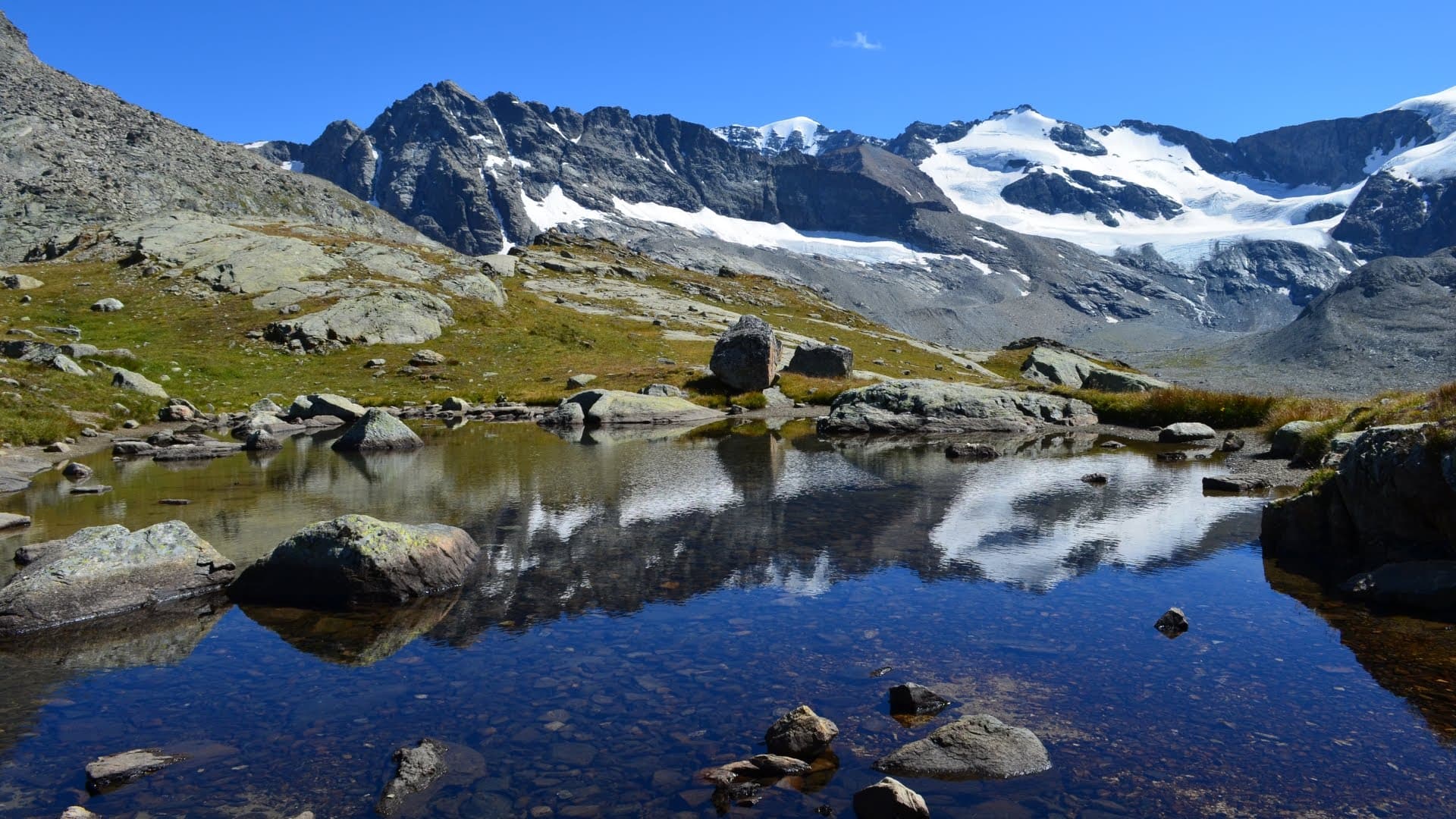 Cirque glaciaire de Haute-Maurienne, pic sombre dans les nuées