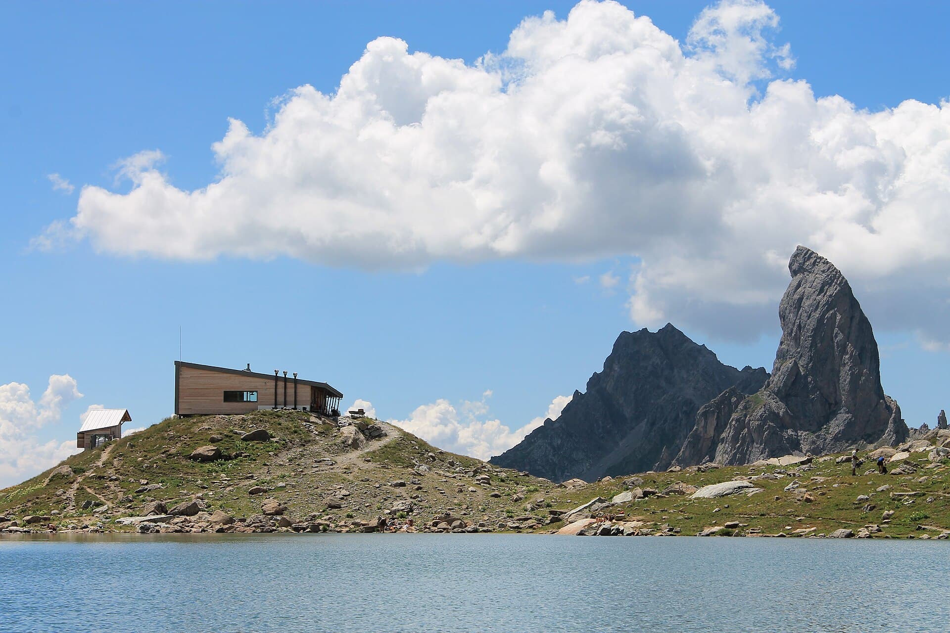 Lac d'altitude aux eaux sombres dans un écrin minéral
