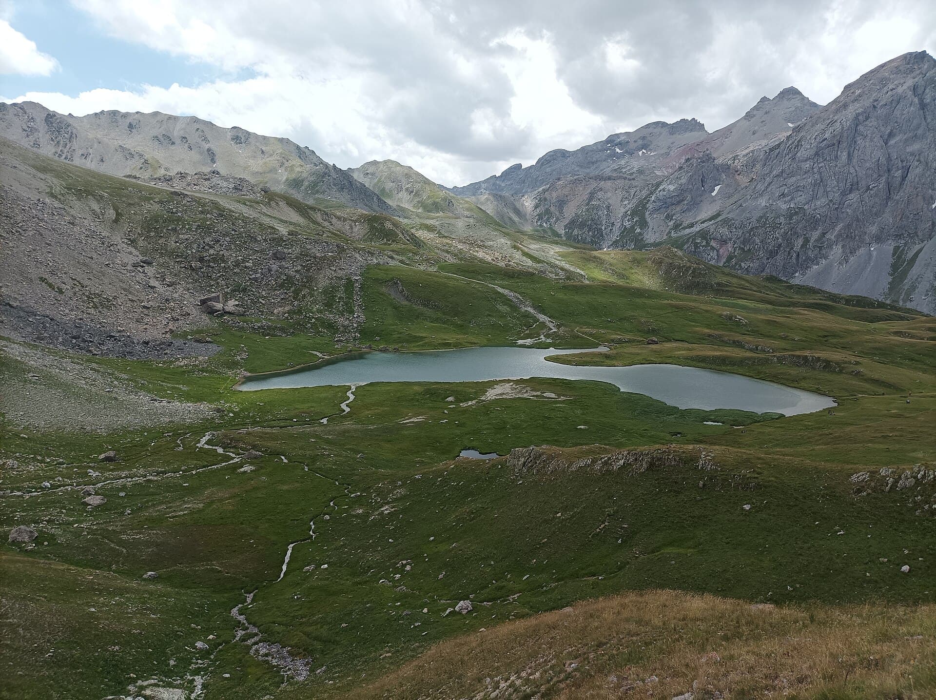 Chapelet de lacs d'altitude entre les pics des Cerces