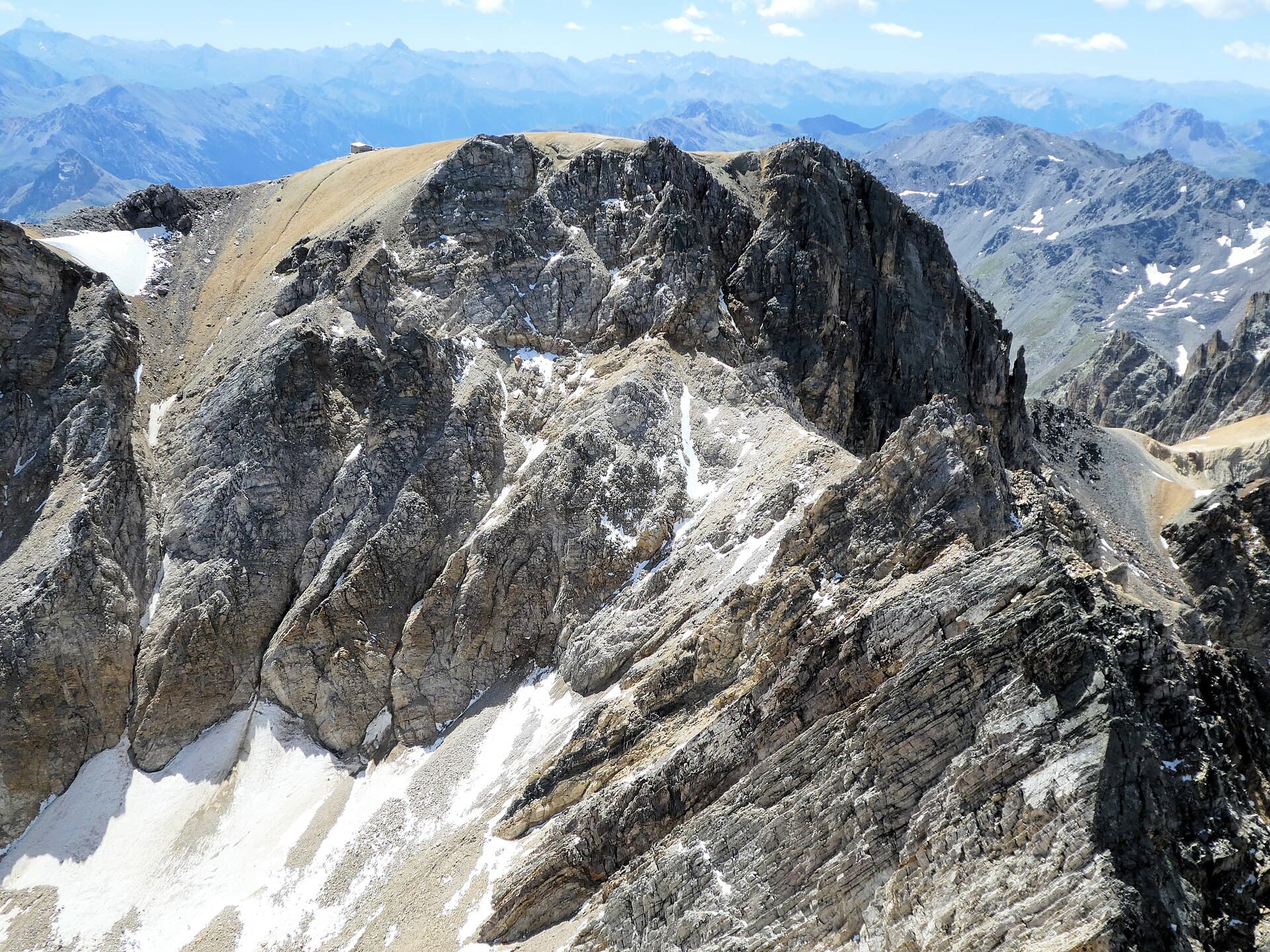 Haut sommet embrasé à l'aurore au-dessus des vallées