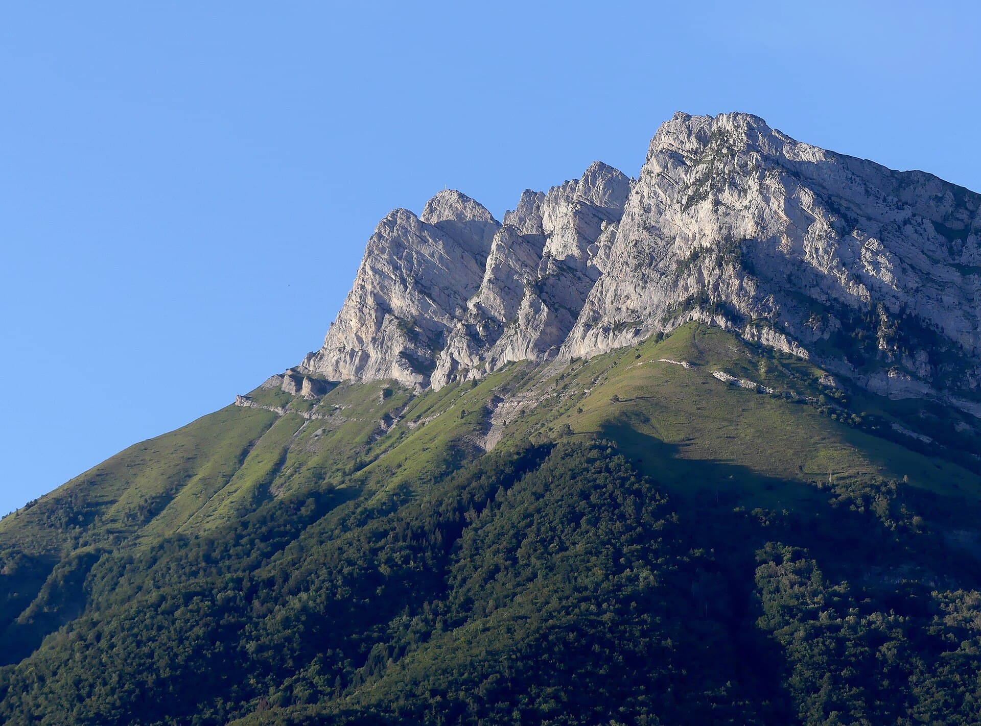 Dent calcaire émergeant des nuées au-dessus de la Combe de Savoie
