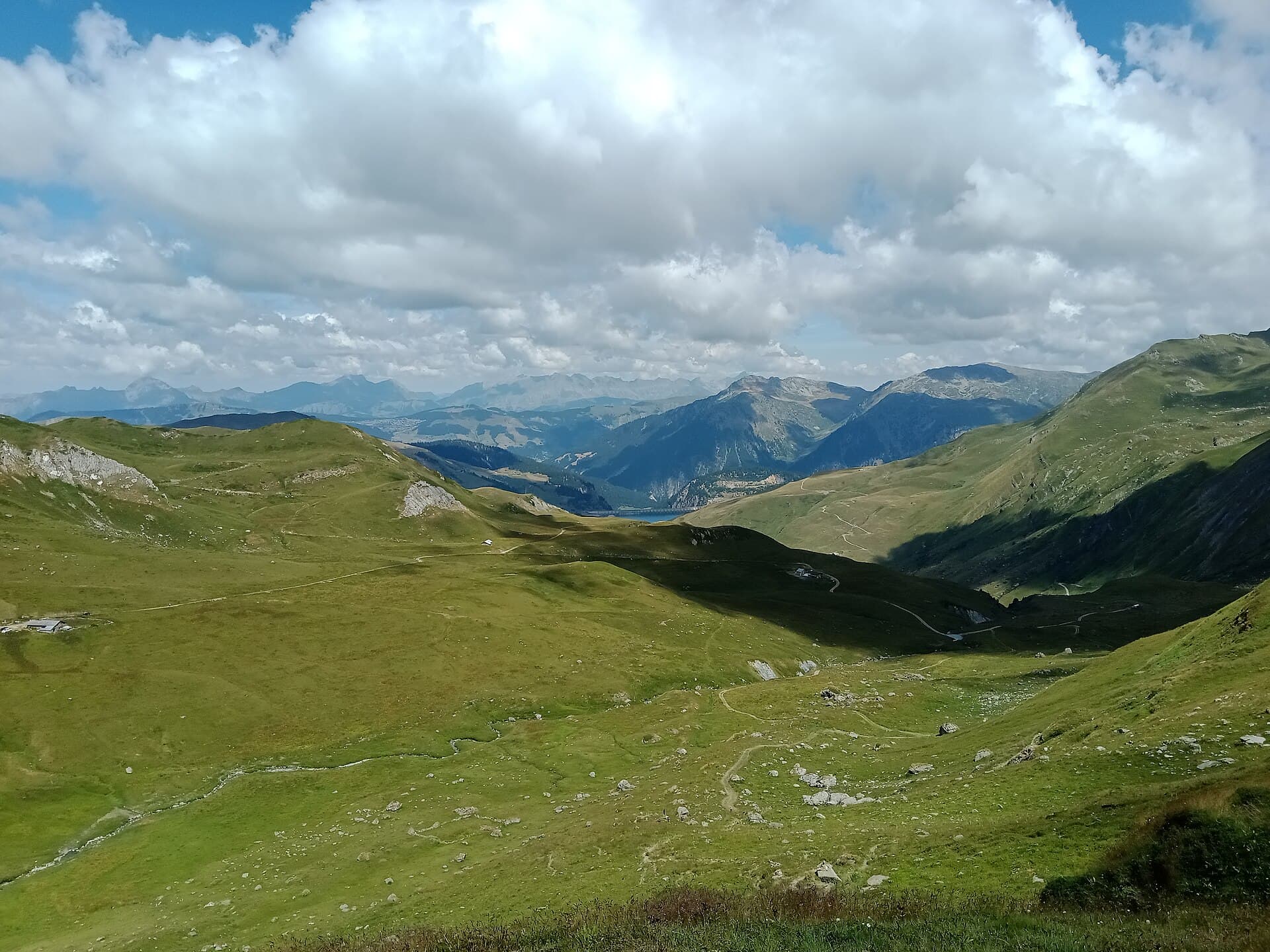 Vallons du Beaufortain parcourus par un torrent, vus du ciel
