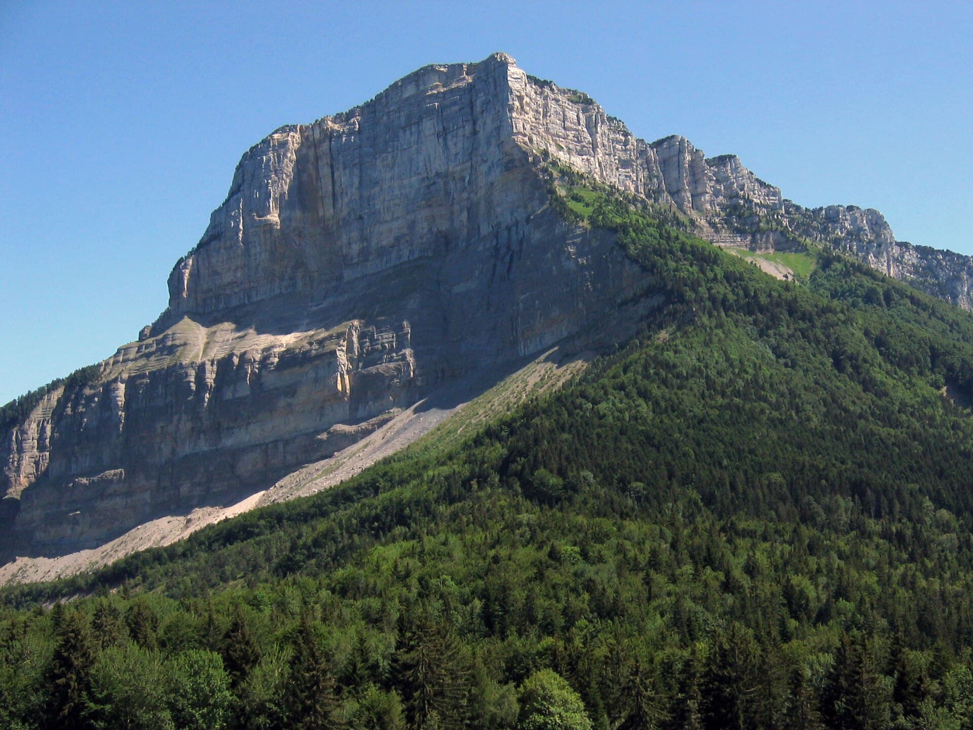 Falaises calcaires du Granier dominant les vallées embrumées