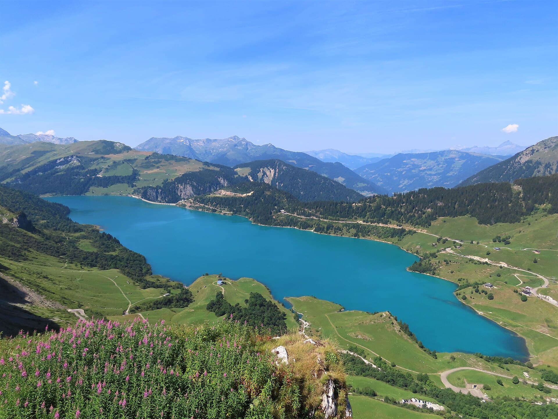 Vallons d'alpage plongeant vers le lac de Roselend